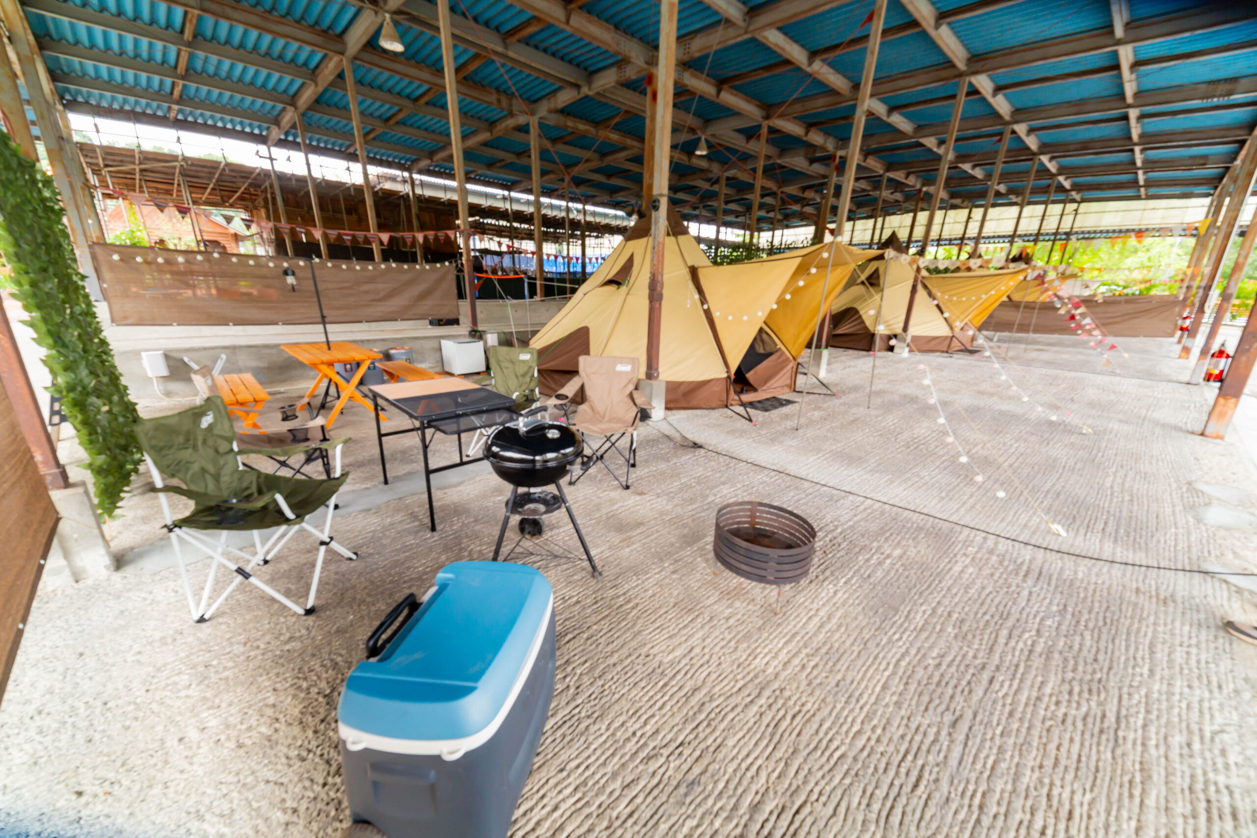 屋根付きキャンプサイト